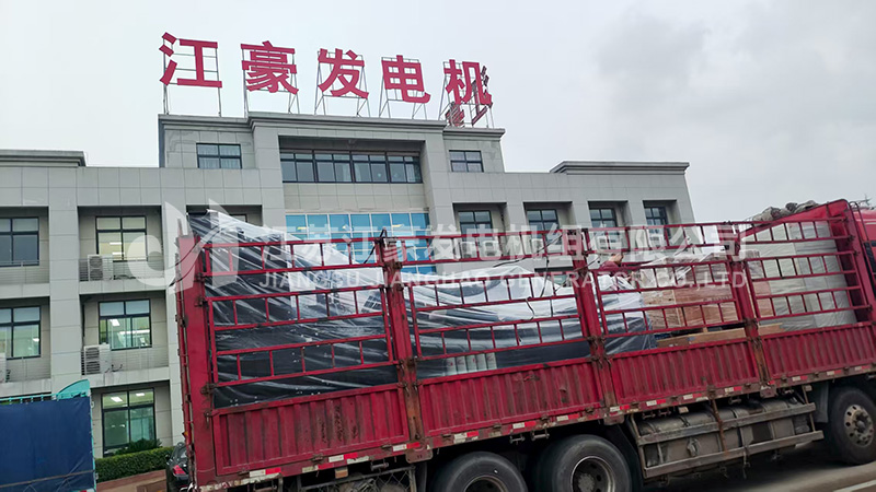 一台1000kW康明斯柴油发电机组发货